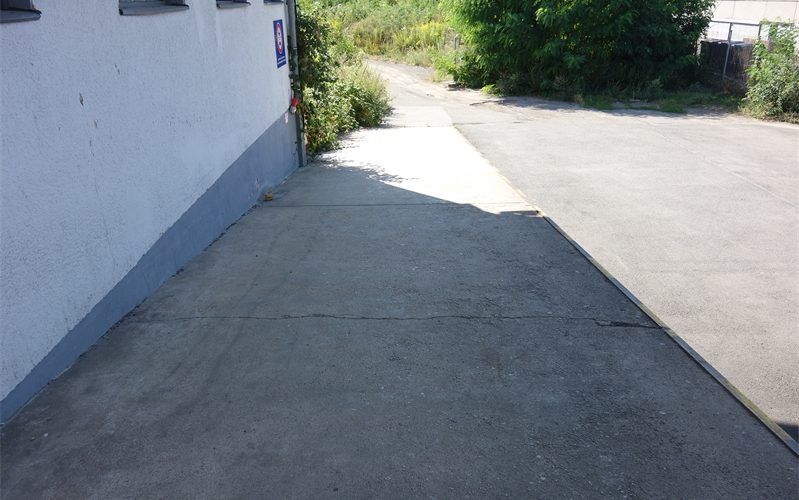 Schräger Zugang zur Halle