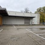 Hof mit Parkplätzen