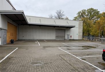 Hof mit Parkplätzen