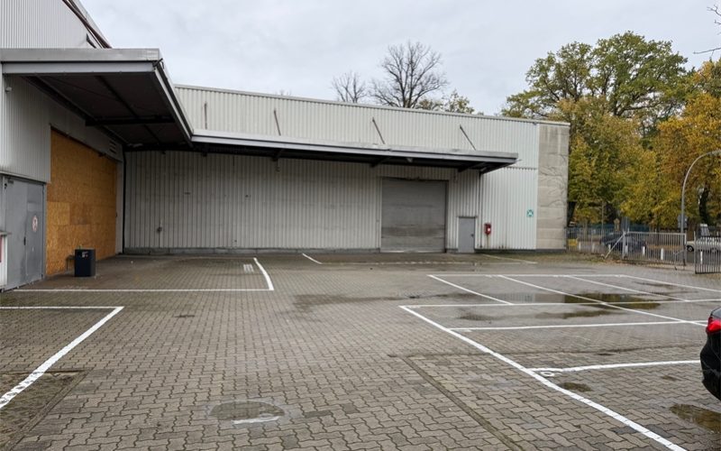 Hof mit Parkplätzen