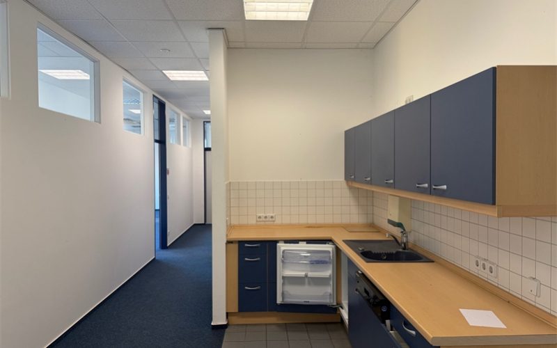 Flur mit offener EBK 1