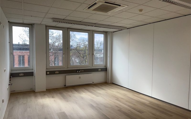 Büro, linker Eingang vom Büro