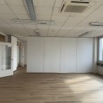 Linke Seite von Büroeingang, t