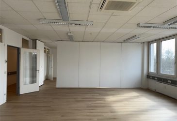 Linke Seite von Büroeingang, t