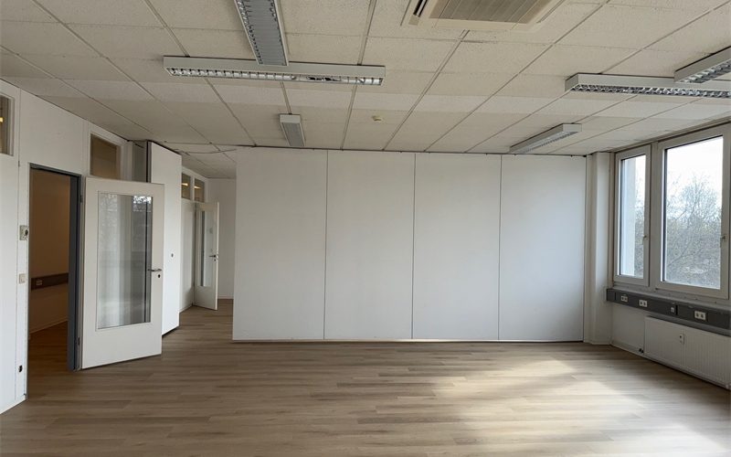 Linke Seite von Büroeingang, t