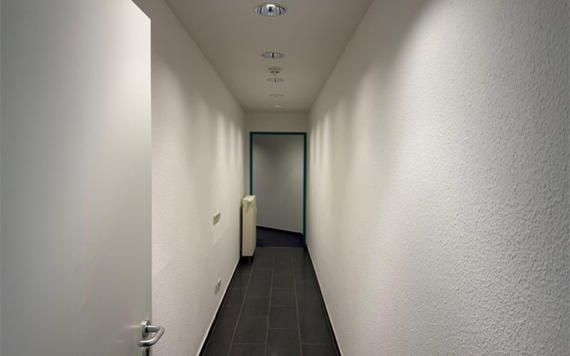 Gang zur Küche und WCs