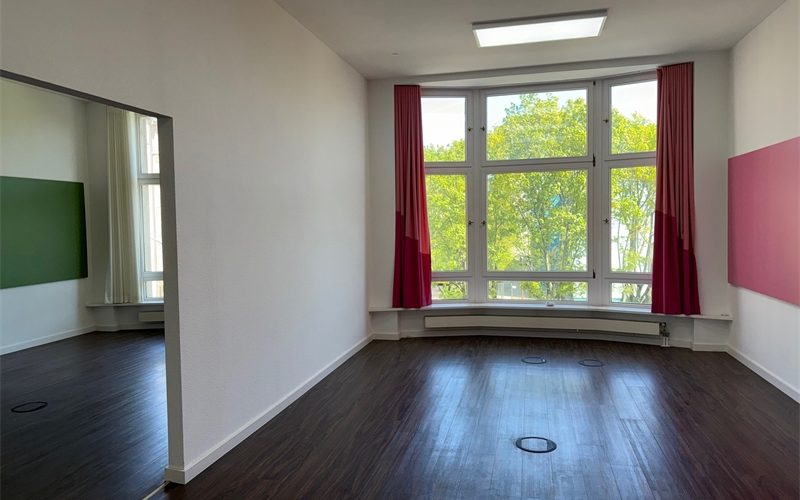 Büroraum mit Durchgangszimmer