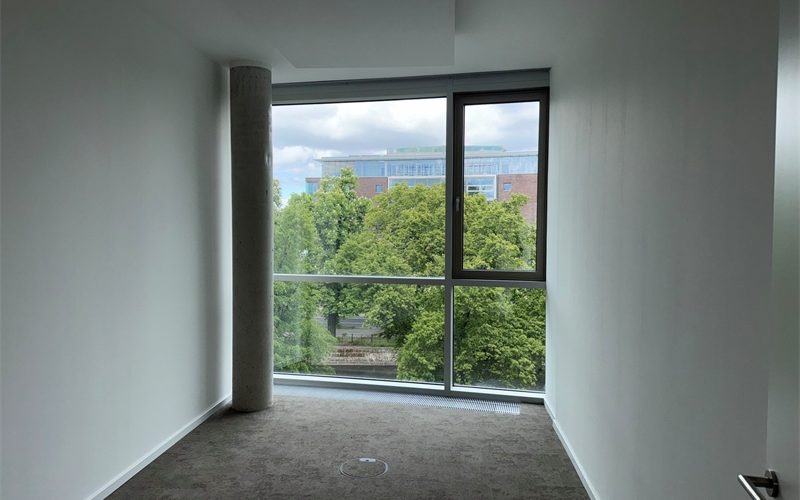 Bürozimmer zur Strasse1